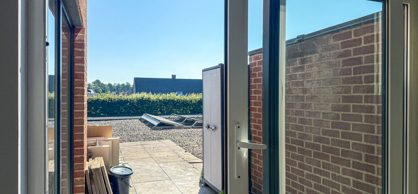 Dit ruime appartement beschikt over een bewoonbare oppervlakte van maar liefst 127 m². Dankzij de praktische indeling, de aangename lichtinval en de ruime kamers biedt deze woning een bijzonder comfortabel woongevoel.
Via de private inkomhal bereikt u d