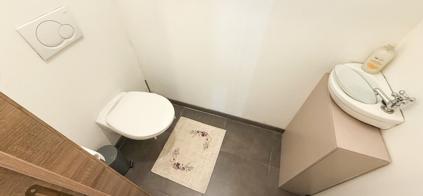 Dit ruime appartement beschikt over een bewoonbare oppervlakte van maar liefst 127 m². Dankzij de praktische indeling, de aangename lichtinval en de ruime kamers biedt deze woning een bijzonder comfortabel woongevoel.
Via de private inkomhal bereikt u d