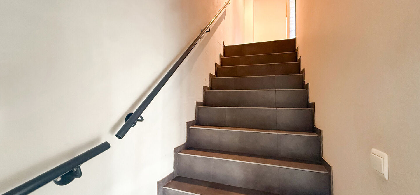 Dit ruime appartement beschikt over een bewoonbare oppervlakte van maar liefst 127 m². Dankzij de praktische indeling, de aangename lichtinval en de ruime kamers biedt deze woning een bijzonder comfortabel woongevoel.
Via de private inkomhal bereikt u d