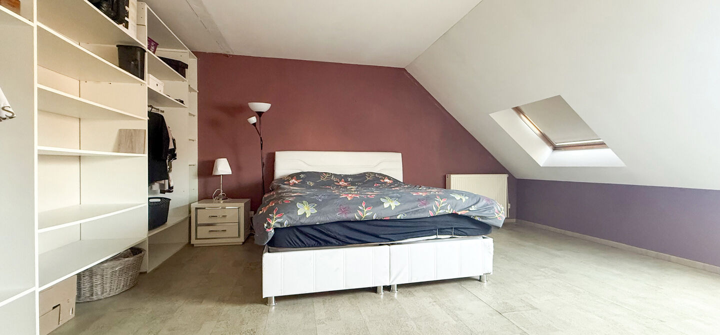Dit ruime appartement beschikt over een bewoonbare oppervlakte van maar liefst 127 m². Dankzij de praktische indeling, de aangename lichtinval en de ruime kamers biedt deze woning een bijzonder comfortabel woongevoel.
Via de private inkomhal bereikt u d