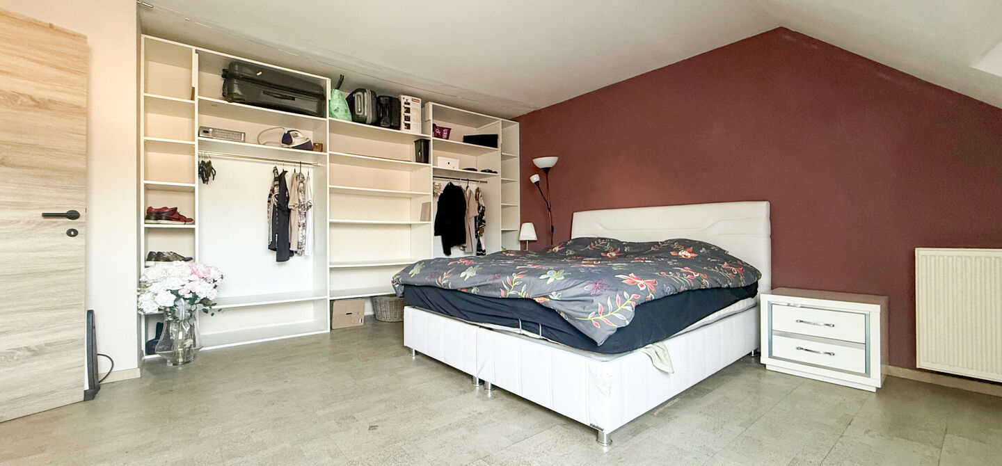 Dit ruime appartement beschikt over een bewoonbare oppervlakte van maar liefst 127 m². Dankzij de praktische indeling, de aangename lichtinval en de ruime kamers biedt deze woning een bijzonder comfortabel woongevoel.
Via de private inkomhal bereikt u d