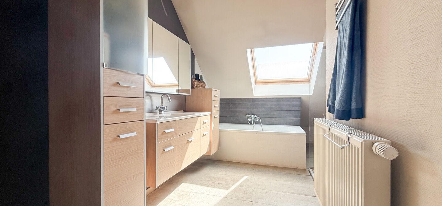 Dit ruime appartement beschikt over een bewoonbare oppervlakte van maar liefst 127 m². Dankzij de praktische indeling, de aangename lichtinval en de ruime kamers biedt deze woning een bijzonder comfortabel woongevoel.
Via de private inkomhal bereikt u d