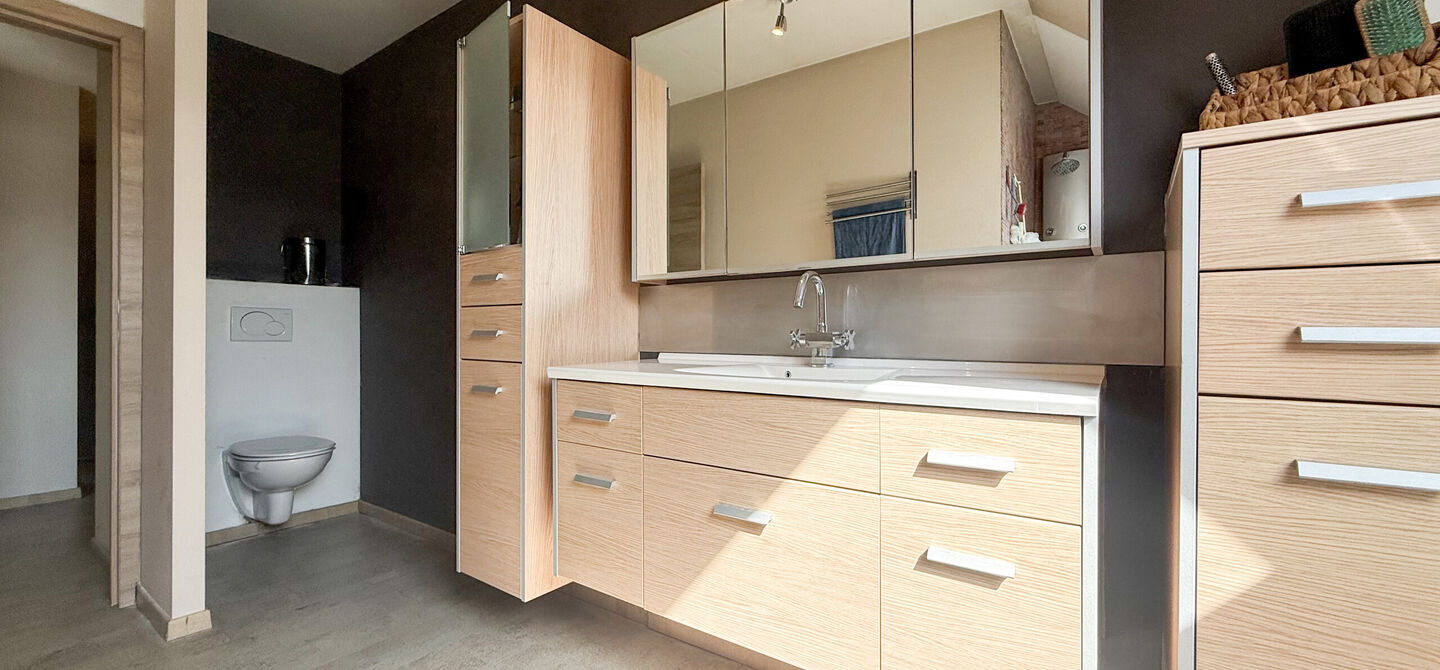 Dit ruime appartement beschikt over een bewoonbare oppervlakte van maar liefst 127 m². Dankzij de praktische indeling, de aangename lichtinval en de ruime kamers biedt deze woning een bijzonder comfortabel woongevoel.
Via de private inkomhal bereikt u d