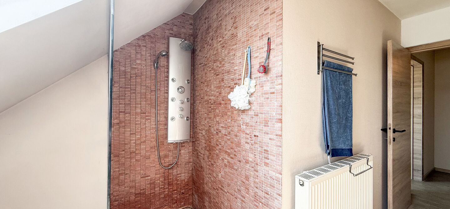Dit ruime appartement beschikt over een bewoonbare oppervlakte van maar liefst 127 m². Dankzij de praktische indeling, de aangename lichtinval en de ruime kamers biedt deze woning een bijzonder comfortabel woongevoel.
Via de private inkomhal bereikt u d