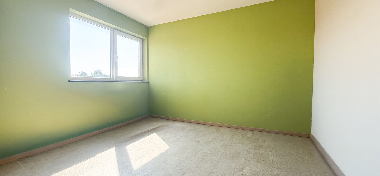 Dit ruime appartement beschikt over een bewoonbare oppervlakte van maar liefst 127 m². Dankzij de praktische indeling, de aangename lichtinval en de ruime kamers biedt deze woning een bijzonder comfortabel woongevoel.
Via de private inkomhal bereikt u d