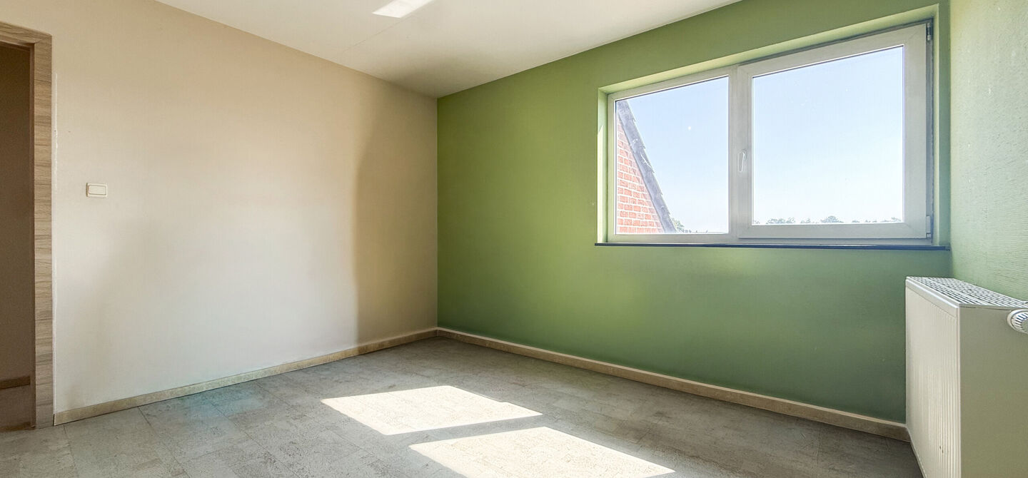 Dit ruime appartement beschikt over een bewoonbare oppervlakte van maar liefst 127 m². Dankzij de praktische indeling, de aangename lichtinval en de ruime kamers biedt deze woning een bijzonder comfortabel woongevoel.
Via de private inkomhal bereikt u d