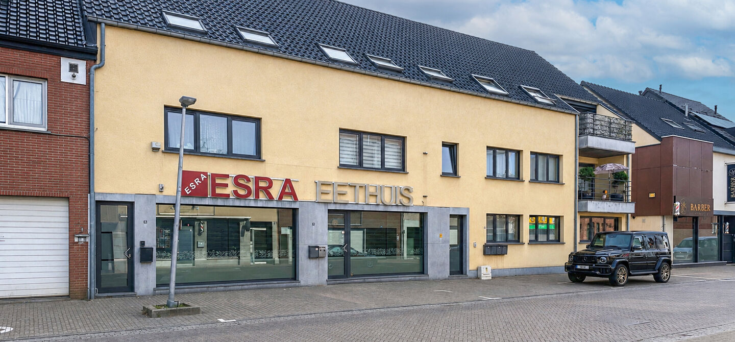 Dit ruime appartement beschikt over een bewoonbare oppervlakte van maar liefst 127 m². Dankzij de praktische indeling, de aangename lichtinval en de ruime kamers biedt deze woning een bijzonder comfortabel woongevoel.
Via de private inkomhal bereikt u d