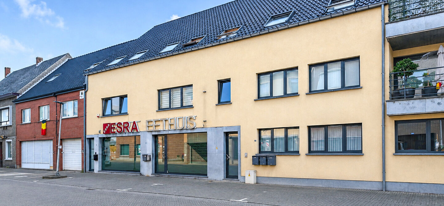 Dit ruime appartement beschikt over een bewoonbare oppervlakte van maar liefst 127 m². Dankzij de praktische indeling, de aangename lichtinval en de ruime kamers biedt deze woning een bijzonder comfortabel woongevoel.
Via de private inkomhal bereikt u d
