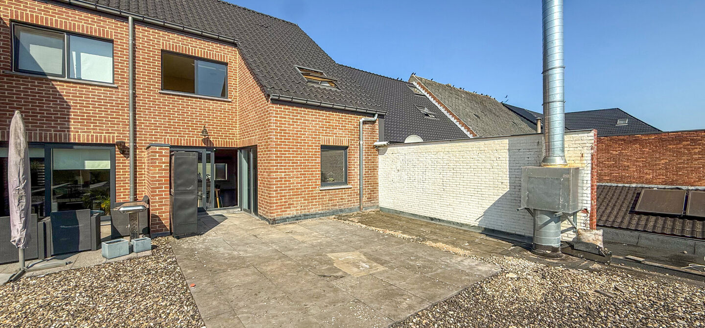 Dit ruime appartement beschikt over een bewoonbare oppervlakte van maar liefst 127 m². Dankzij de praktische indeling, de aangename lichtinval en de ruime kamers biedt deze woning een bijzonder comfortabel woongevoel.
Via de private inkomhal bereikt u d