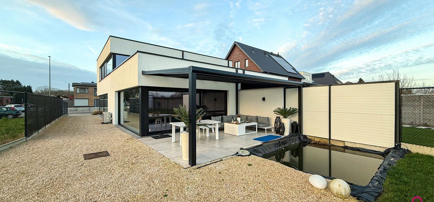 Prachtig modern en volledig afgewerkte half open bebouwing te Koersel met EPC A.

De woonst werd opgetrokken in 2019 en voldoet aan de laatste normen op gebied van isolatie en verwarming.
De woning is volledig afgewerkt met hoogwaardige materialen. Zo wer