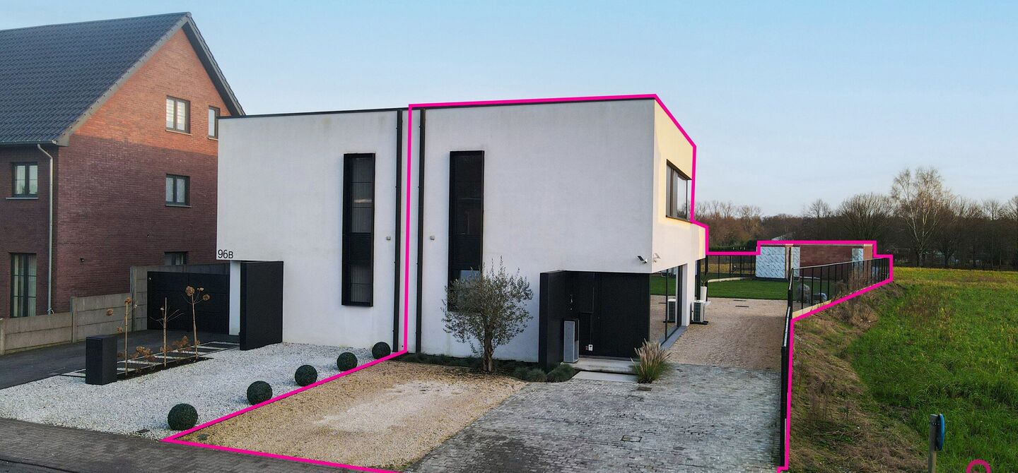 Prachtig modern en volledig afgewerkte half open bebouwing te Koersel met EPC A.

De woonst werd opgetrokken in 2019 en voldoet aan de laatste normen op gebied van isolatie en verwarming.
De woning is volledig afgewerkt met hoogwaardige materialen. Zo wer