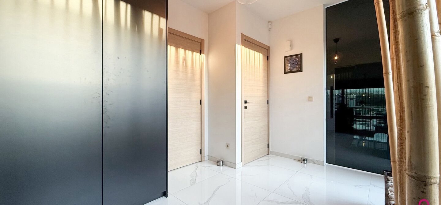 Prachtig modern en volledig afgewerkte half open bebouwing te Koersel met EPC A.

De woonst werd opgetrokken in 2019 en voldoet aan de laatste normen op gebied van isolatie en verwarming.
De woning is volledig afgewerkt met hoogwaardige materialen. Zo wer
