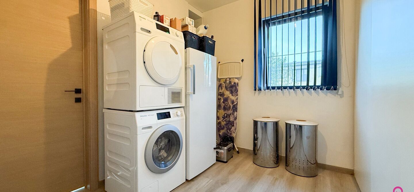 Prachtig modern en volledig afgewerkte half open bebouwing te Koersel met EPC A.

De woonst werd opgetrokken in 2019 en voldoet aan de laatste normen op gebied van isolatie en verwarming.
De woning is volledig afgewerkt met hoogwaardige materialen. Zo wer
