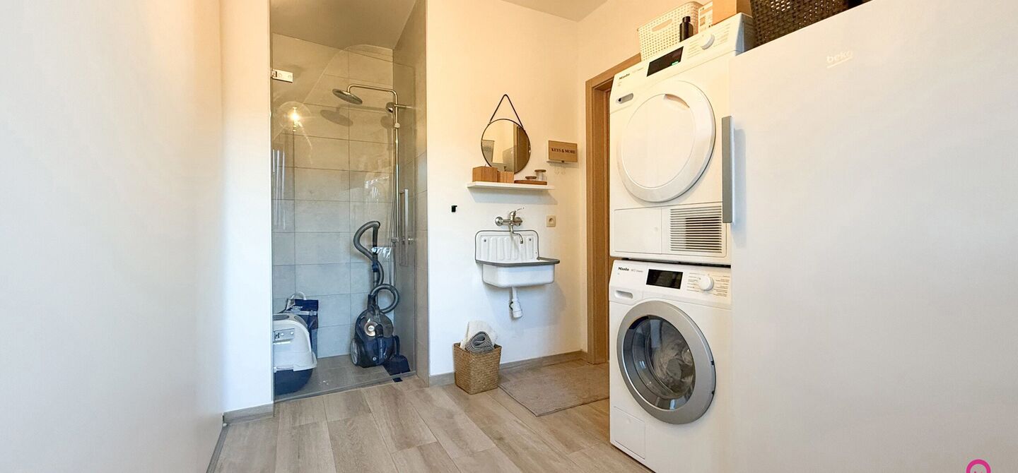 Prachtig modern en volledig afgewerkte half open bebouwing te Koersel met EPC A.

De woonst werd opgetrokken in 2019 en voldoet aan de laatste normen op gebied van isolatie en verwarming.
De woning is volledig afgewerkt met hoogwaardige materialen. Zo wer