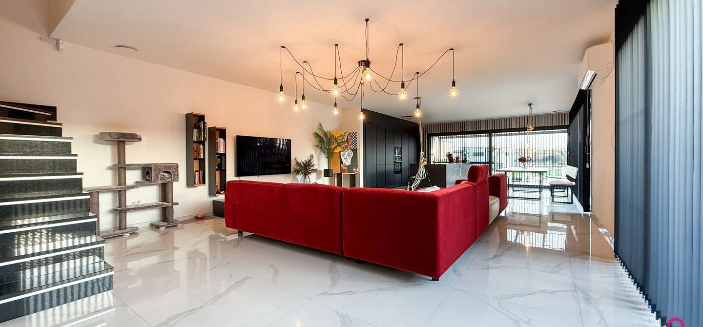 Prachtig modern en volledig afgewerkte half open bebouwing te Koersel met EPC A.

De woonst werd opgetrokken in 2019 en voldoet aan de laatste normen op gebied van isolatie en verwarming.
De woning is volledig afgewerkt met hoogwaardige materialen. Zo wer