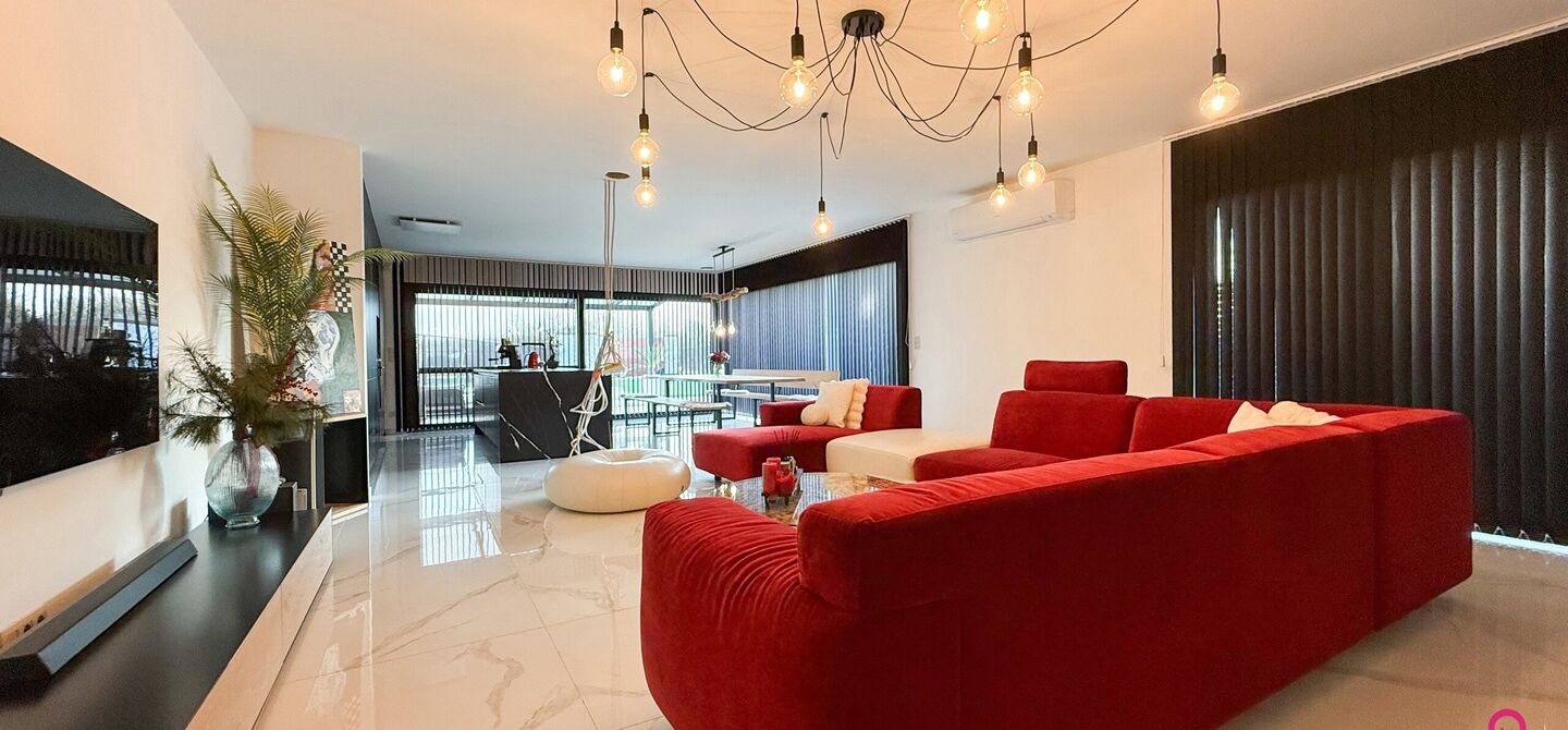Prachtig modern en volledig afgewerkte half open bebouwing te Koersel met EPC A.

De woonst werd opgetrokken in 2019 en voldoet aan de laatste normen op gebied van isolatie en verwarming.
De woning is volledig afgewerkt met hoogwaardige materialen. Zo wer