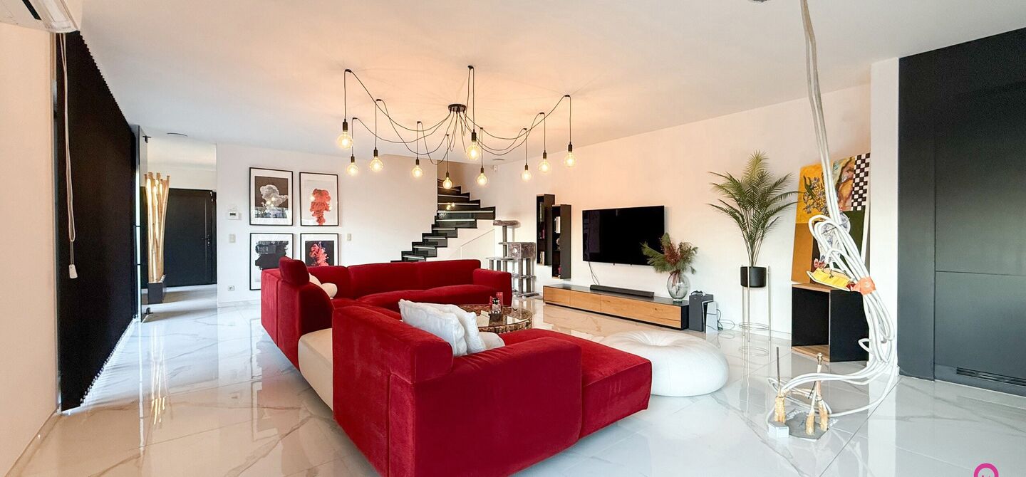 Prachtig modern en volledig afgewerkte half open bebouwing te Koersel met EPC A.

De woonst werd opgetrokken in 2019 en voldoet aan de laatste normen op gebied van isolatie en verwarming.
De woning is volledig afgewerkt met hoogwaardige materialen. Zo wer