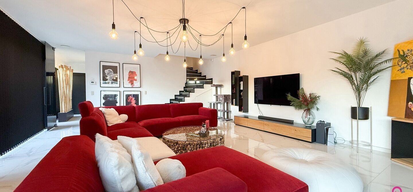 Prachtig modern en volledig afgewerkte half open bebouwing te Koersel met EPC A.

De woonst werd opgetrokken in 2019 en voldoet aan de laatste normen op gebied van isolatie en verwarming.
De woning is volledig afgewerkt met hoogwaardige materialen. Zo wer