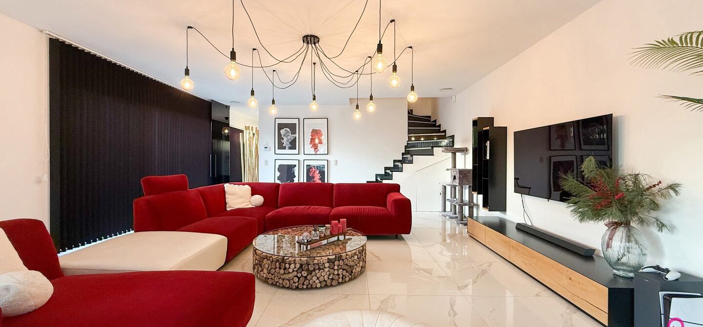 Prachtig modern en volledig afgewerkte half open bebouwing te Koersel met EPC A.

De woonst werd opgetrokken in 2019 en voldoet aan de laatste normen op gebied van isolatie en verwarming.
De woning is volledig afgewerkt met hoogwaardige materialen. Zo wer