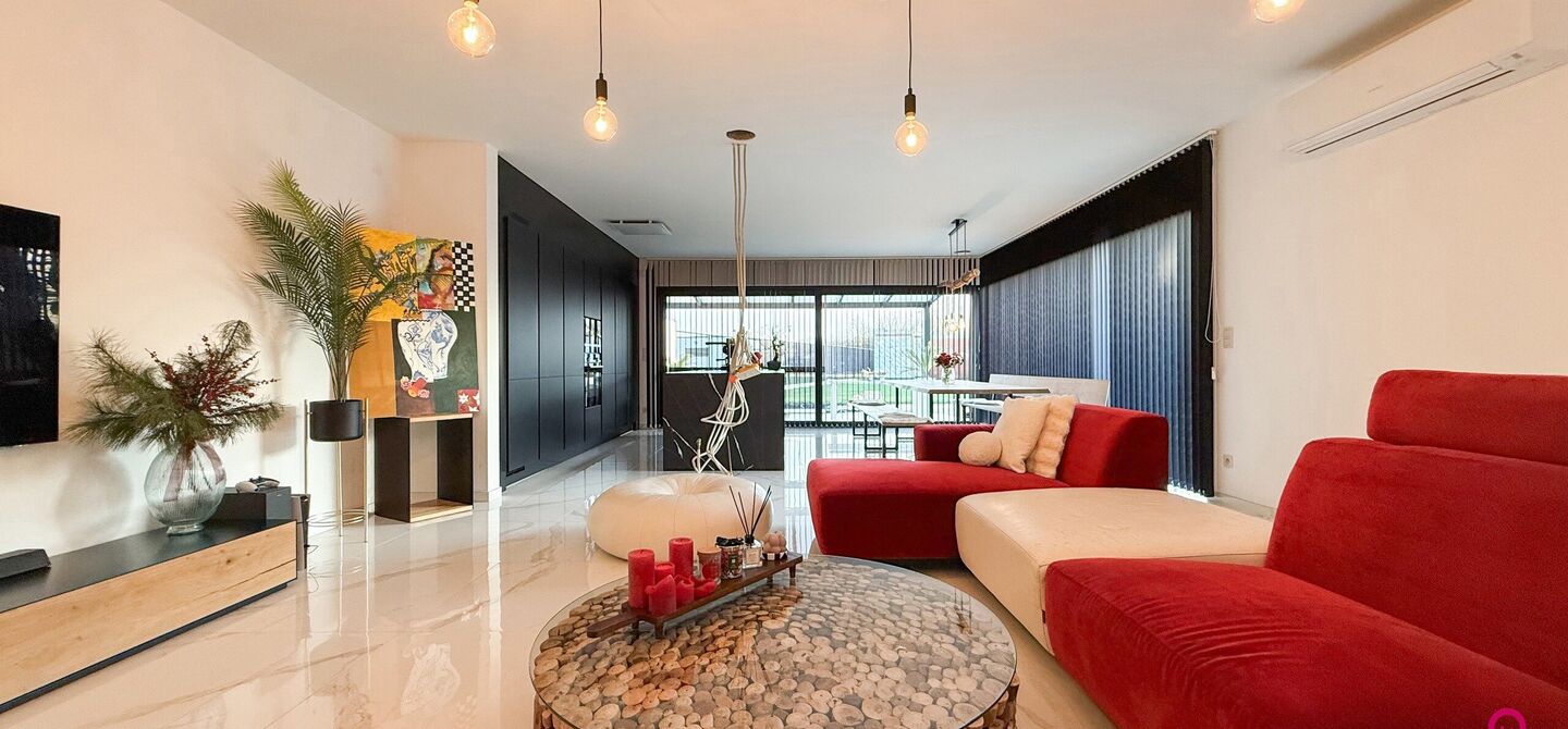 Prachtig modern en volledig afgewerkte half open bebouwing te Koersel met EPC A.

De woonst werd opgetrokken in 2019 en voldoet aan de laatste normen op gebied van isolatie en verwarming.
De woning is volledig afgewerkt met hoogwaardige materialen. Zo wer