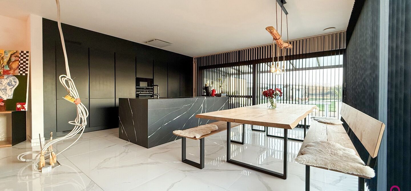 Prachtig modern en volledig afgewerkte half open bebouwing te Koersel met EPC A.

De woonst werd opgetrokken in 2019 en voldoet aan de laatste normen op gebied van isolatie en verwarming.
De woning is volledig afgewerkt met hoogwaardige materialen. Zo wer
