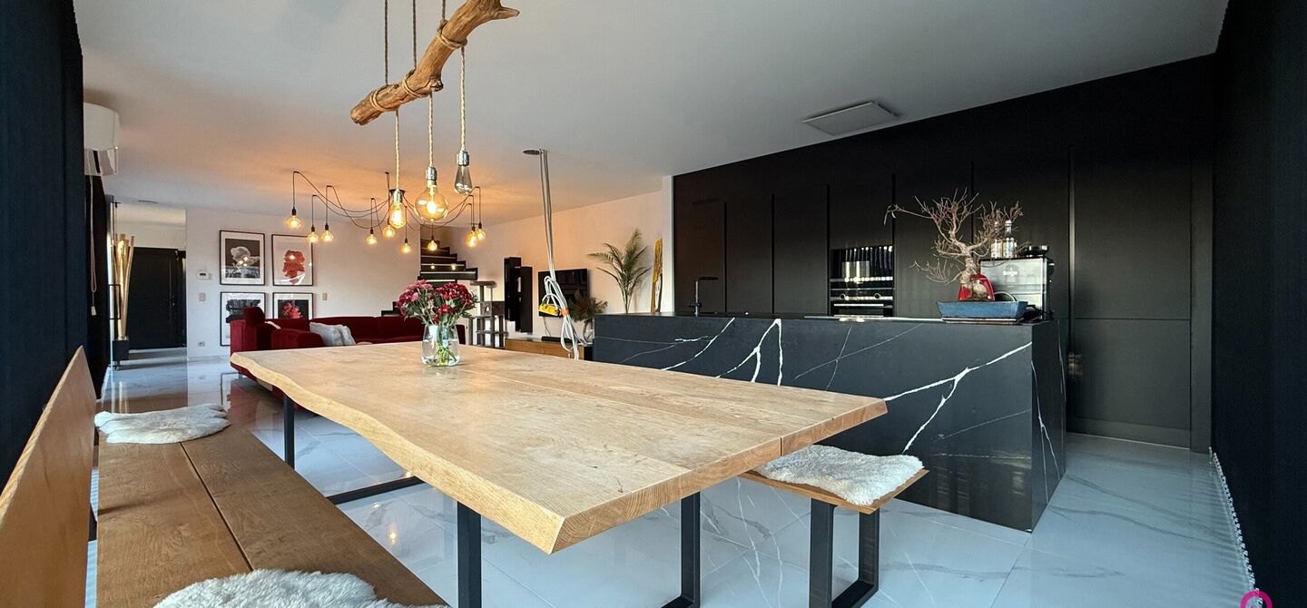 Prachtig modern en volledig afgewerkte half open bebouwing te Koersel met EPC A.

De woonst werd opgetrokken in 2019 en voldoet aan de laatste normen op gebied van isolatie en verwarming.
De woning is volledig afgewerkt met hoogwaardige materialen. Zo wer