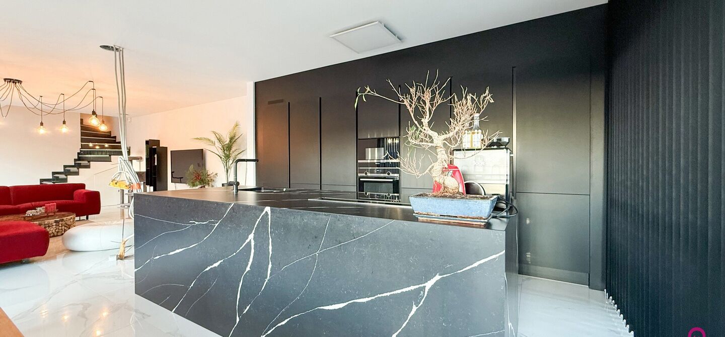 Prachtig modern en volledig afgewerkte half open bebouwing te Koersel met EPC A.

De woonst werd opgetrokken in 2019 en voldoet aan de laatste normen op gebied van isolatie en verwarming.
De woning is volledig afgewerkt met hoogwaardige materialen. Zo wer