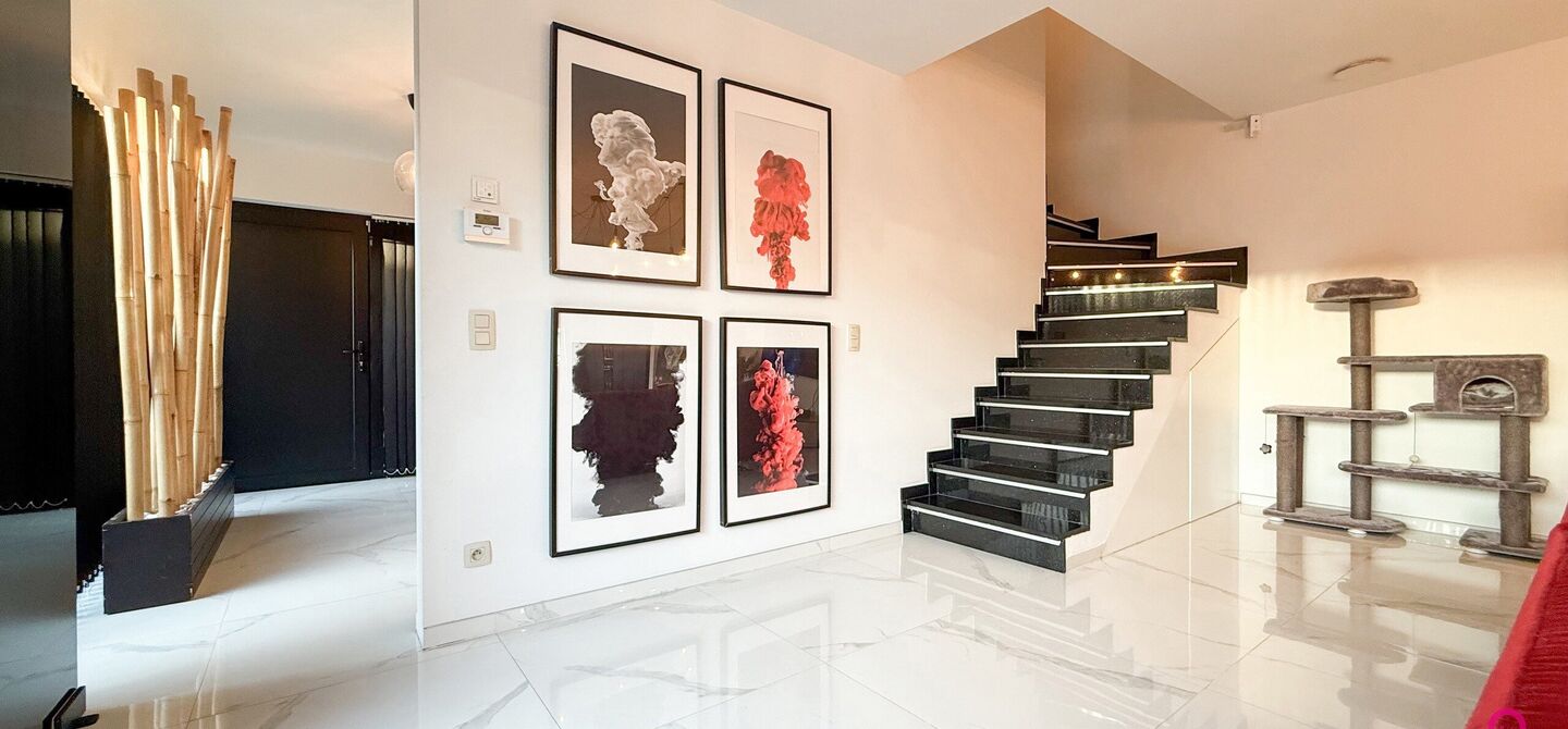 Prachtig modern en volledig afgewerkte half open bebouwing te Koersel met EPC A.

De woonst werd opgetrokken in 2019 en voldoet aan de laatste normen op gebied van isolatie en verwarming.
De woning is volledig afgewerkt met hoogwaardige materialen. Zo wer