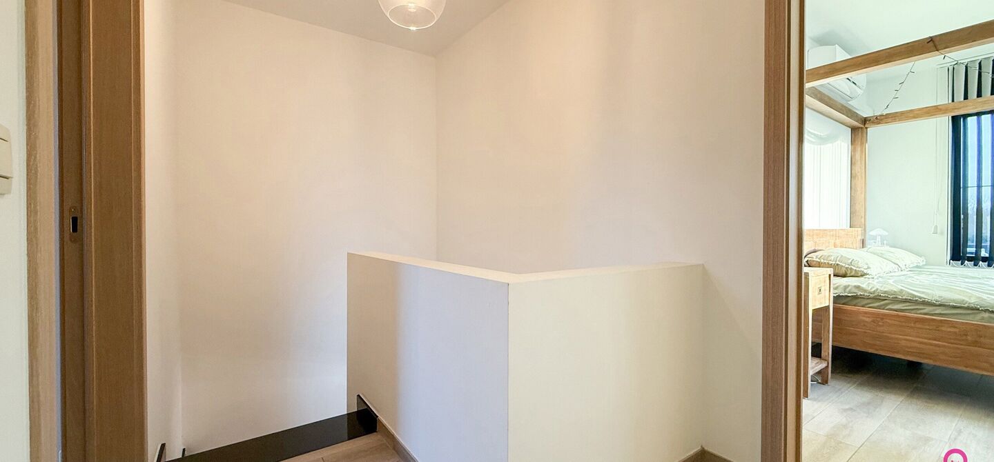 Prachtig modern en volledig afgewerkte half open bebouwing te Koersel met EPC A.

De woonst werd opgetrokken in 2019 en voldoet aan de laatste normen op gebied van isolatie en verwarming.
De woning is volledig afgewerkt met hoogwaardige materialen. Zo wer