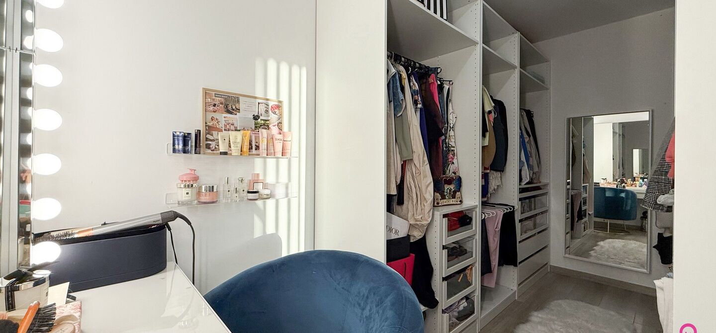 Prachtig modern en volledig afgewerkte half open bebouwing te Koersel met EPC A.

De woonst werd opgetrokken in 2019 en voldoet aan de laatste normen op gebied van isolatie en verwarming.
De woning is volledig afgewerkt met hoogwaardige materialen. Zo wer