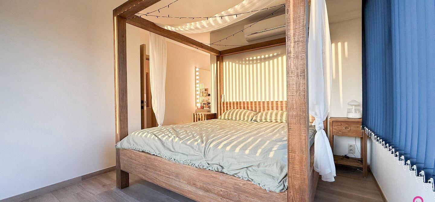Prachtig modern en volledig afgewerkte half open bebouwing te Koersel met EPC A.

De woonst werd opgetrokken in 2019 en voldoet aan de laatste normen op gebied van isolatie en verwarming.
De woning is volledig afgewerkt met hoogwaardige materialen. Zo wer