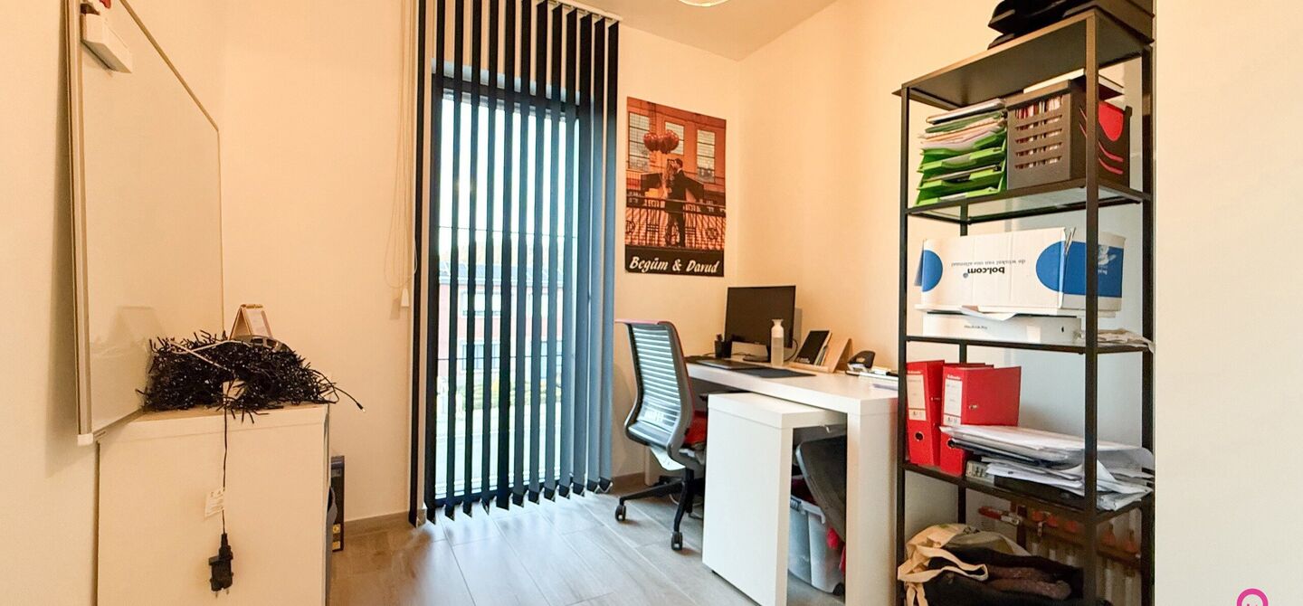 Prachtig modern en volledig afgewerkte half open bebouwing te Koersel met EPC A.

De woonst werd opgetrokken in 2019 en voldoet aan de laatste normen op gebied van isolatie en verwarming.
De woning is volledig afgewerkt met hoogwaardige materialen. Zo wer