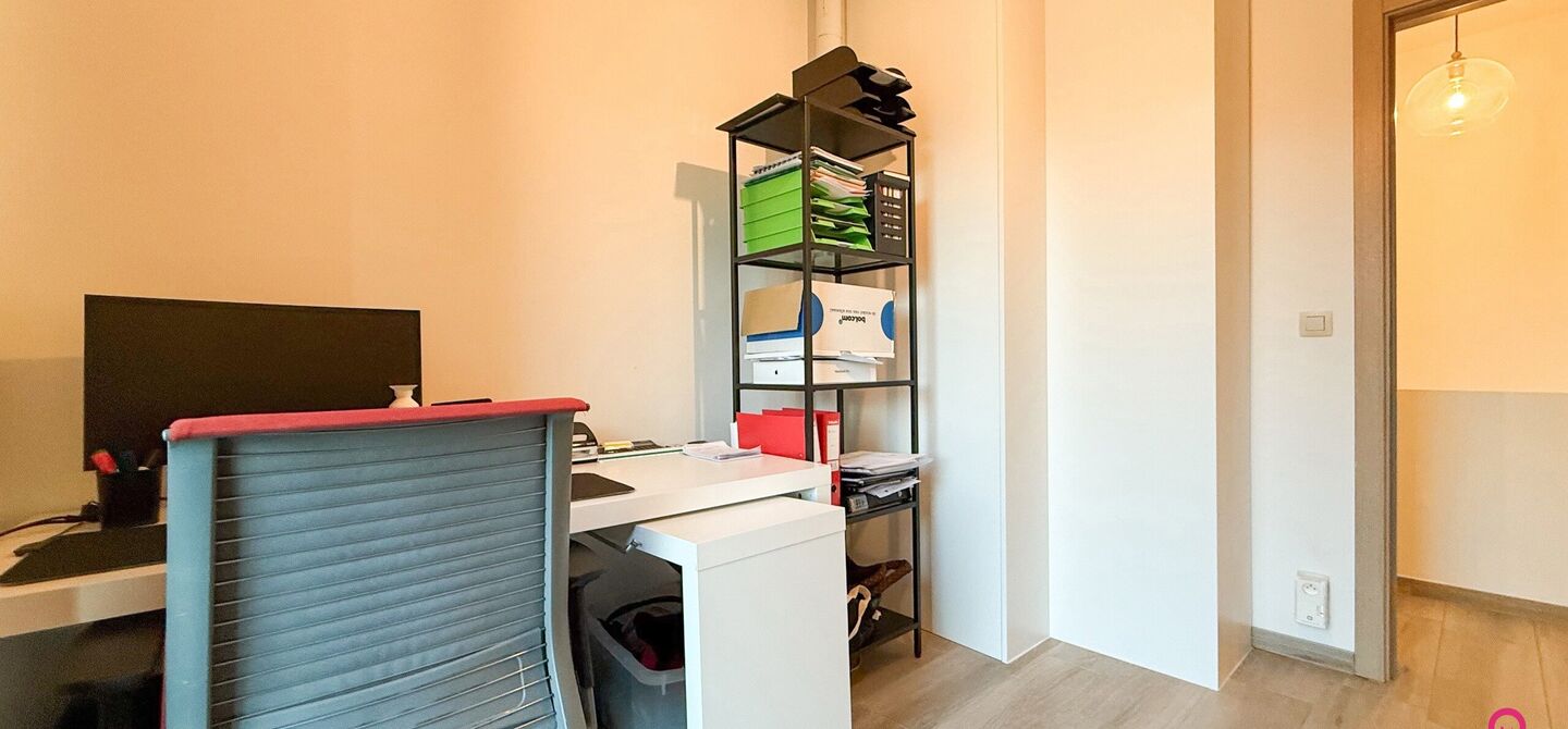 Prachtig modern en volledig afgewerkte half open bebouwing te Koersel met EPC A.

De woonst werd opgetrokken in 2019 en voldoet aan de laatste normen op gebied van isolatie en verwarming.
De woning is volledig afgewerkt met hoogwaardige materialen. Zo wer