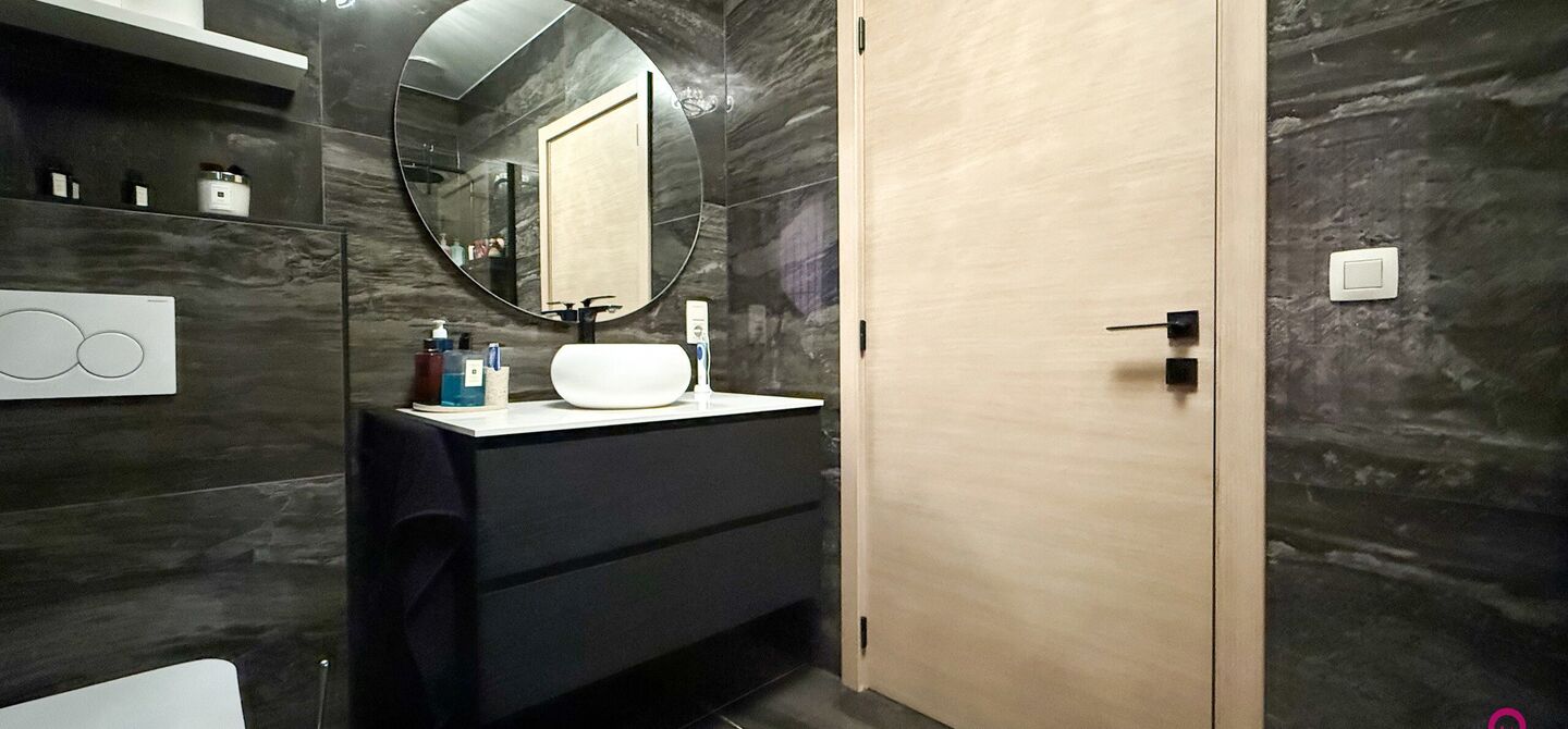 Prachtig modern en volledig afgewerkte half open bebouwing te Koersel met EPC A.

De woonst werd opgetrokken in 2019 en voldoet aan de laatste normen op gebied van isolatie en verwarming.
De woning is volledig afgewerkt met hoogwaardige materialen. Zo wer