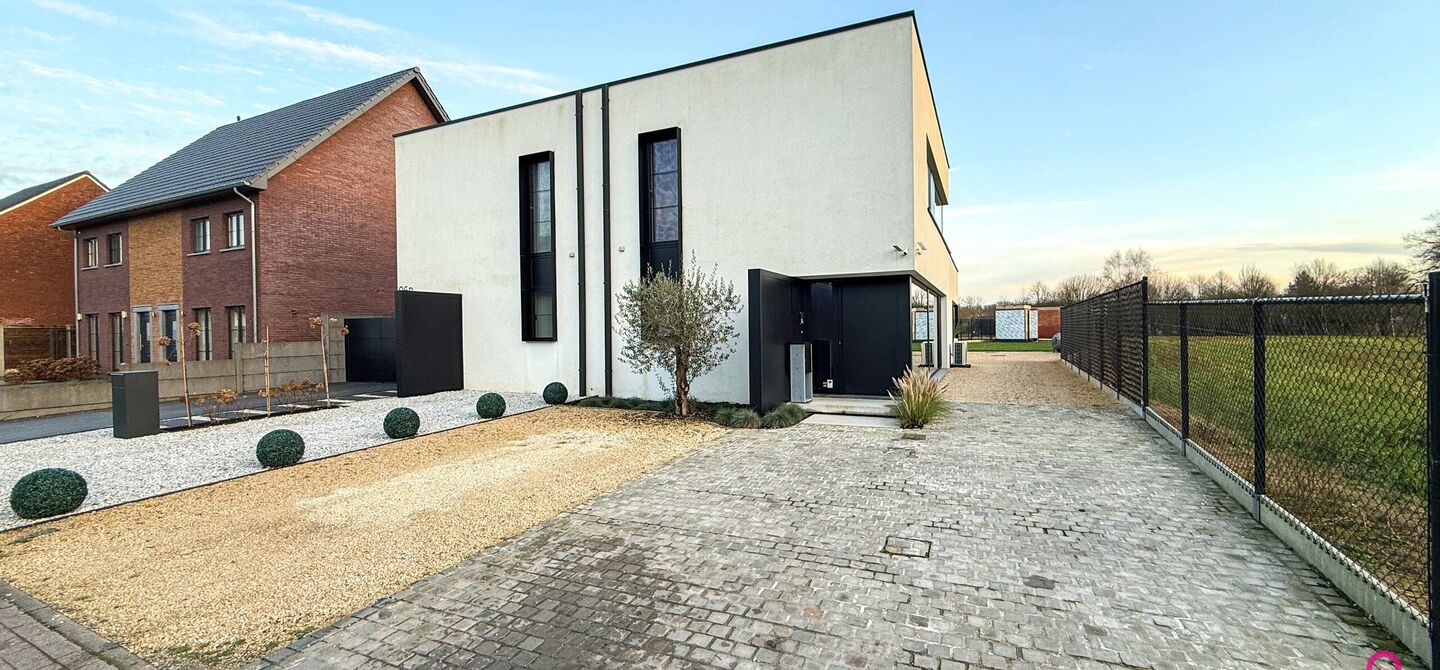 Prachtig modern en volledig afgewerkte half open bebouwing te Koersel met EPC A.

De woonst werd opgetrokken in 2019 en voldoet aan de laatste normen op gebied van isolatie en verwarming.
De woning is volledig afgewerkt met hoogwaardige materialen. Zo wer