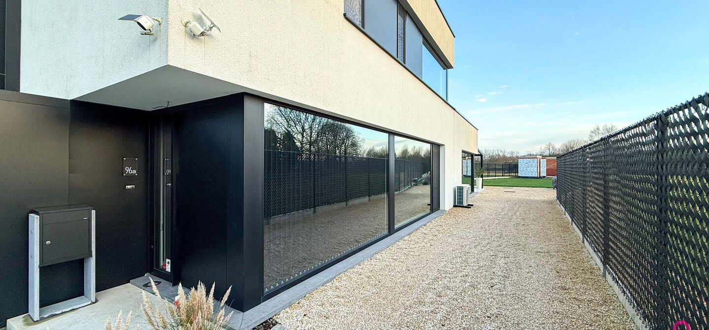 Prachtig modern en volledig afgewerkte half open bebouwing te Koersel met EPC A.

De woonst werd opgetrokken in 2019 en voldoet aan de laatste normen op gebied van isolatie en verwarming.
De woning is volledig afgewerkt met hoogwaardige materialen. Zo wer