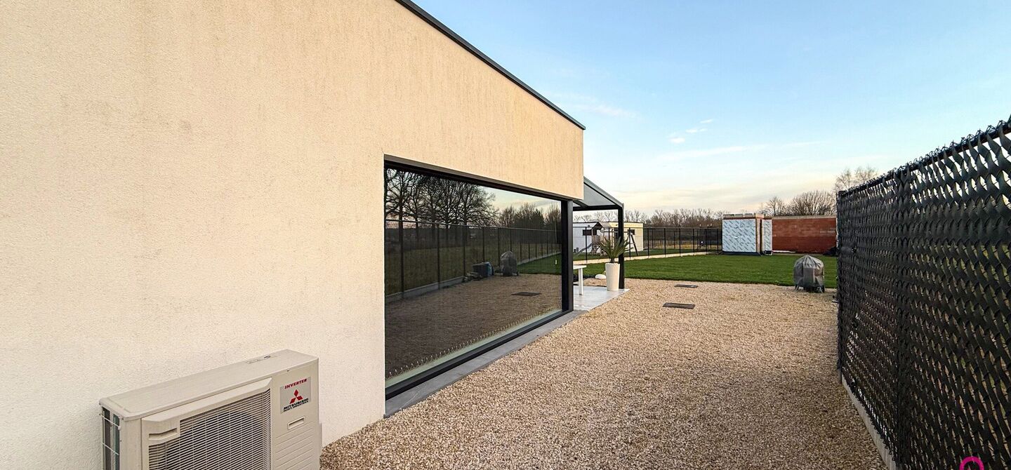 Prachtig modern en volledig afgewerkte half open bebouwing te Koersel met EPC A.

De woonst werd opgetrokken in 2019 en voldoet aan de laatste normen op gebied van isolatie en verwarming.
De woning is volledig afgewerkt met hoogwaardige materialen. Zo wer