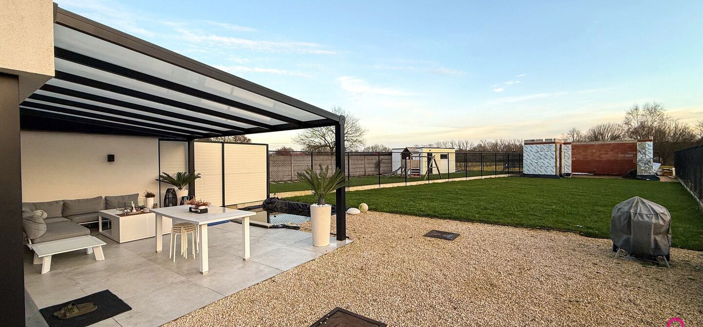 Prachtig modern en volledig afgewerkte half open bebouwing te Koersel met EPC A.

De woonst werd opgetrokken in 2019 en voldoet aan de laatste normen op gebied van isolatie en verwarming.
De woning is volledig afgewerkt met hoogwaardige materialen. Zo wer