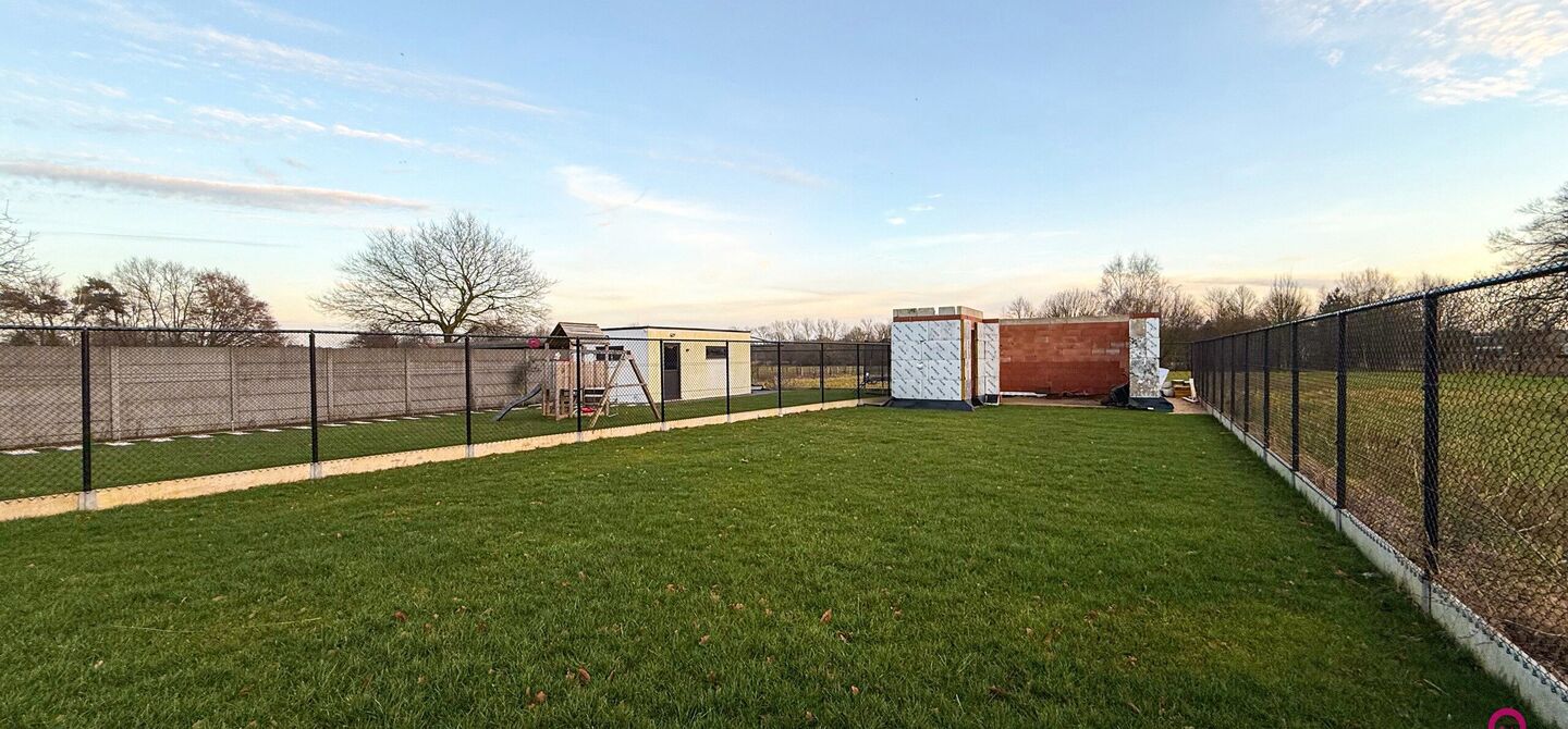Prachtig modern en volledig afgewerkte half open bebouwing te Koersel met EPC A.

De woonst werd opgetrokken in 2019 en voldoet aan de laatste normen op gebied van isolatie en verwarming.
De woning is volledig afgewerkt met hoogwaardige materialen. Zo wer