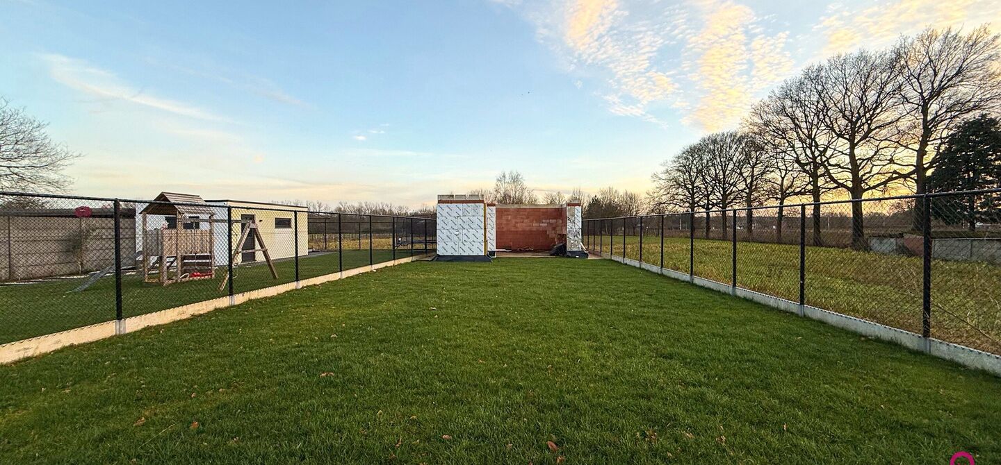 Prachtig modern en volledig afgewerkte half open bebouwing te Koersel met EPC A.

De woonst werd opgetrokken in 2019 en voldoet aan de laatste normen op gebied van isolatie en verwarming.
De woning is volledig afgewerkt met hoogwaardige materialen. Zo wer