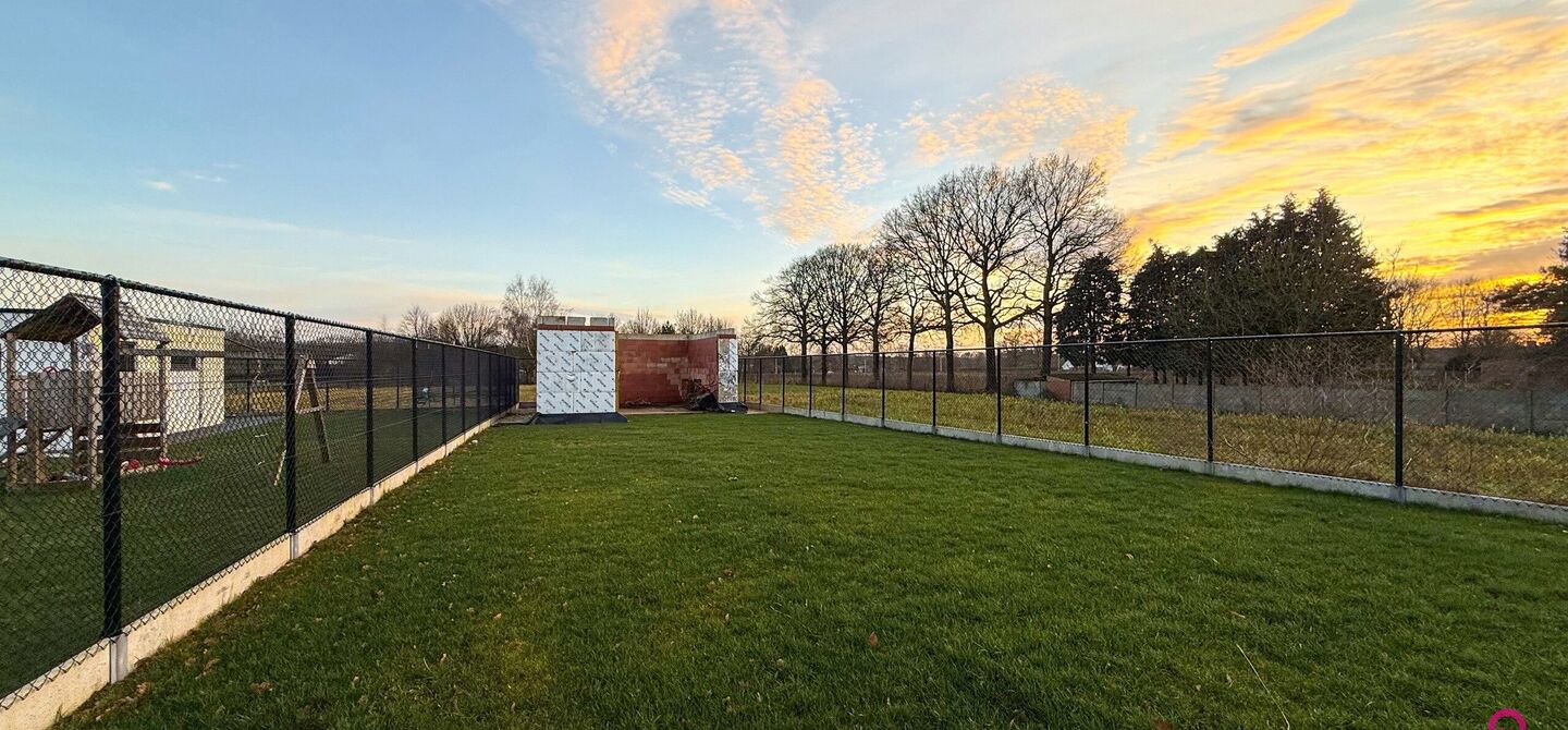 Prachtig modern en volledig afgewerkte half open bebouwing te Koersel met EPC A.

De woonst werd opgetrokken in 2019 en voldoet aan de laatste normen op gebied van isolatie en verwarming.
De woning is volledig afgewerkt met hoogwaardige materialen. Zo wer