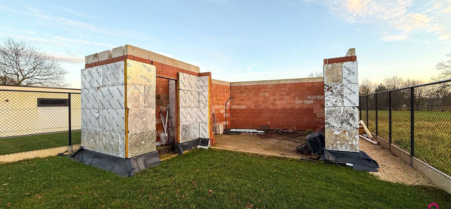 Prachtig modern en volledig afgewerkte half open bebouwing te Koersel met EPC A.

De woonst werd opgetrokken in 2019 en voldoet aan de laatste normen op gebied van isolatie en verwarming.
De woning is volledig afgewerkt met hoogwaardige materialen. Zo wer