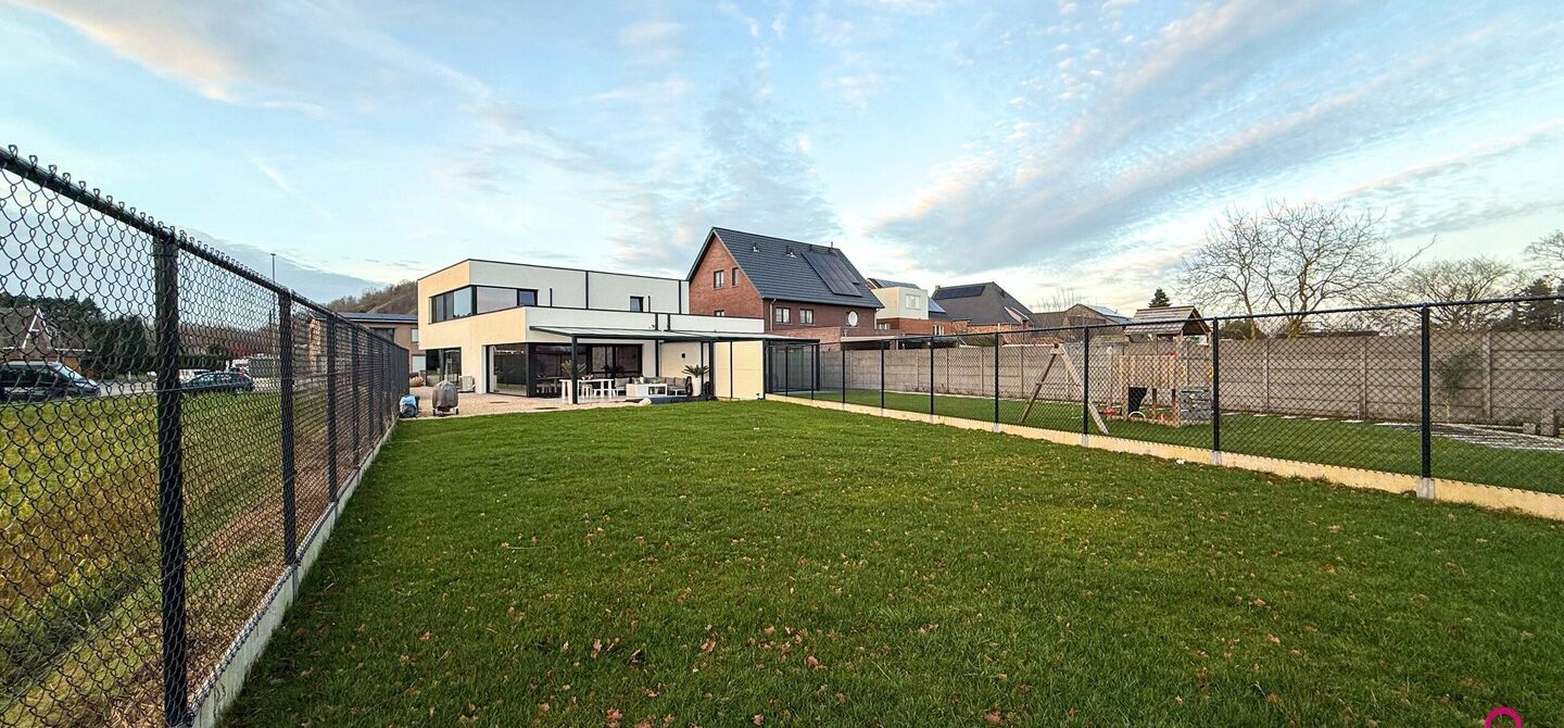 Prachtig modern en volledig afgewerkte half open bebouwing te Koersel met EPC A.

De woonst werd opgetrokken in 2019 en voldoet aan de laatste normen op gebied van isolatie en verwarming.
De woning is volledig afgewerkt met hoogwaardige materialen. Zo wer
