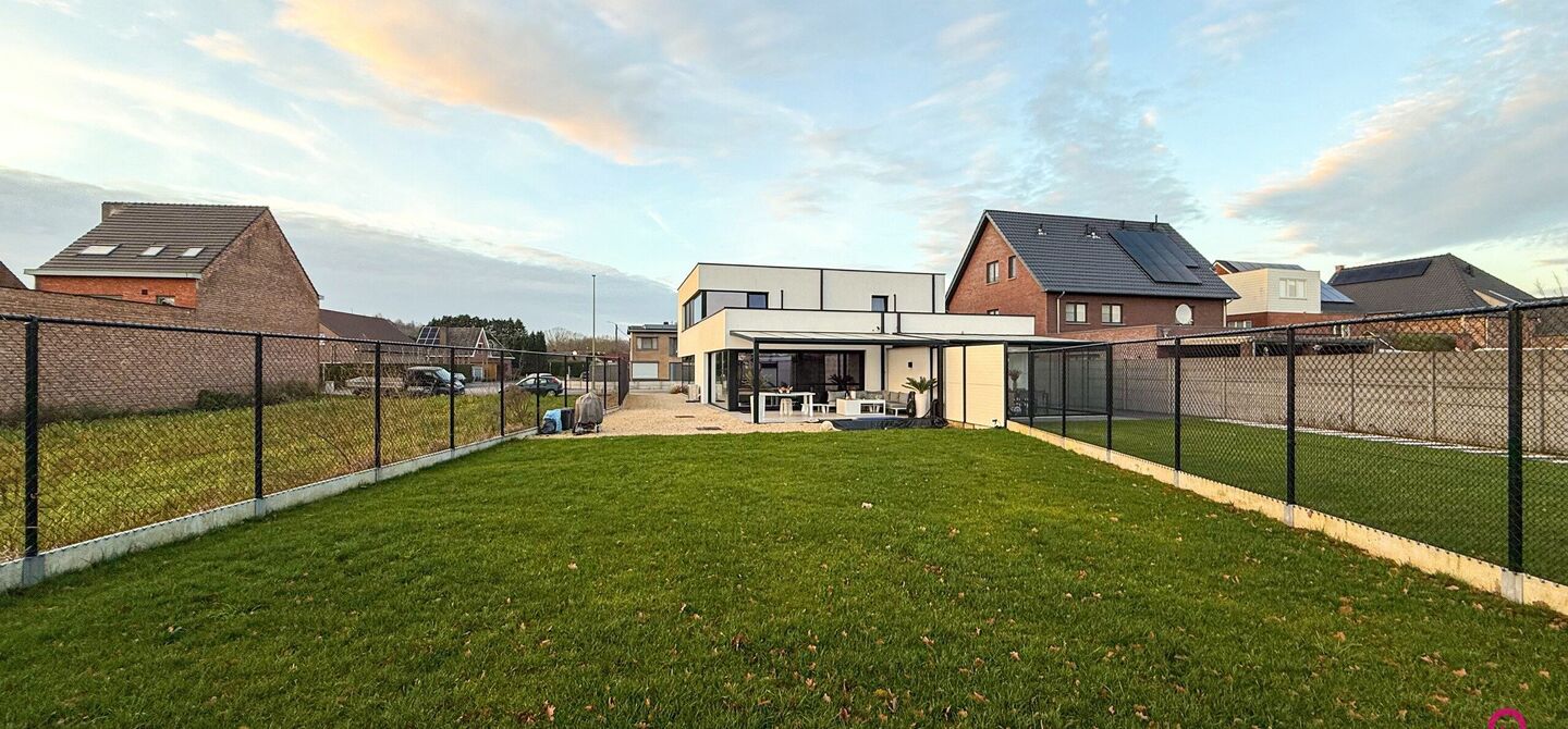 Prachtig modern en volledig afgewerkte half open bebouwing te Koersel met EPC A.

De woonst werd opgetrokken in 2019 en voldoet aan de laatste normen op gebied van isolatie en verwarming.
De woning is volledig afgewerkt met hoogwaardige materialen. Zo wer