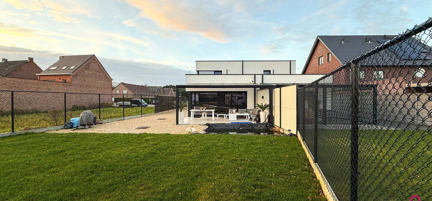 Prachtig modern en volledig afgewerkte half open bebouwing te Koersel met EPC A.

De woonst werd opgetrokken in 2019 en voldoet aan de laatste normen op gebied van isolatie en verwarming.
De woning is volledig afgewerkt met hoogwaardige materialen. Zo wer