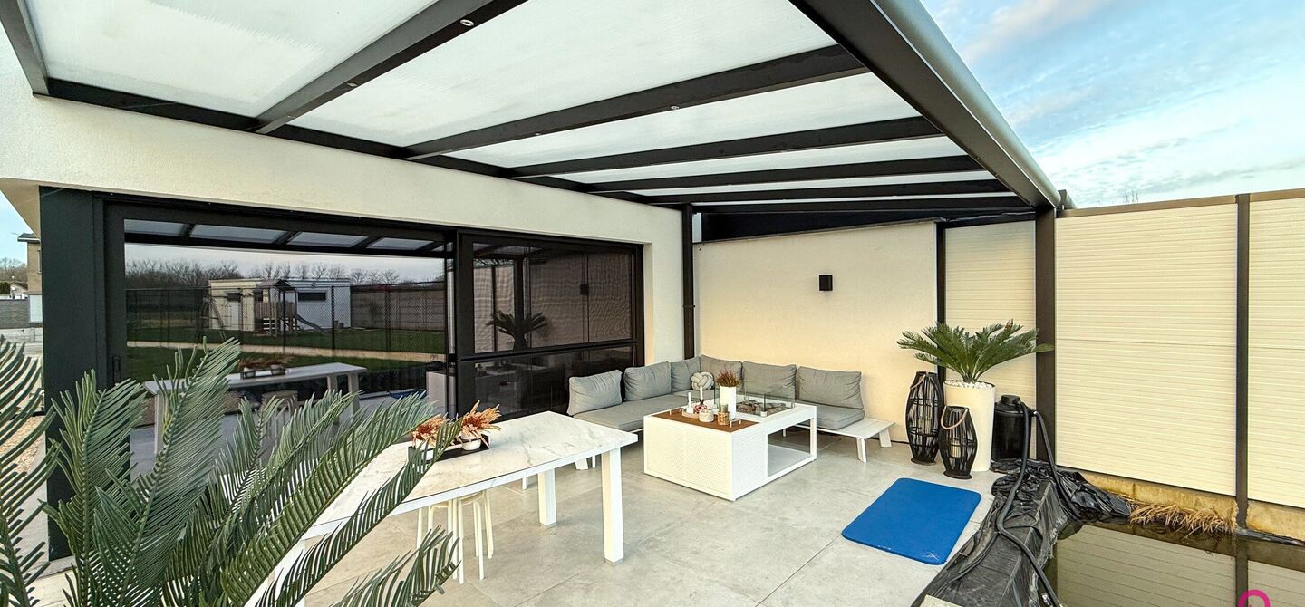 Prachtig modern en volledig afgewerkte half open bebouwing te Koersel met EPC A.

De woonst werd opgetrokken in 2019 en voldoet aan de laatste normen op gebied van isolatie en verwarming.
De woning is volledig afgewerkt met hoogwaardige materialen. Zo wer