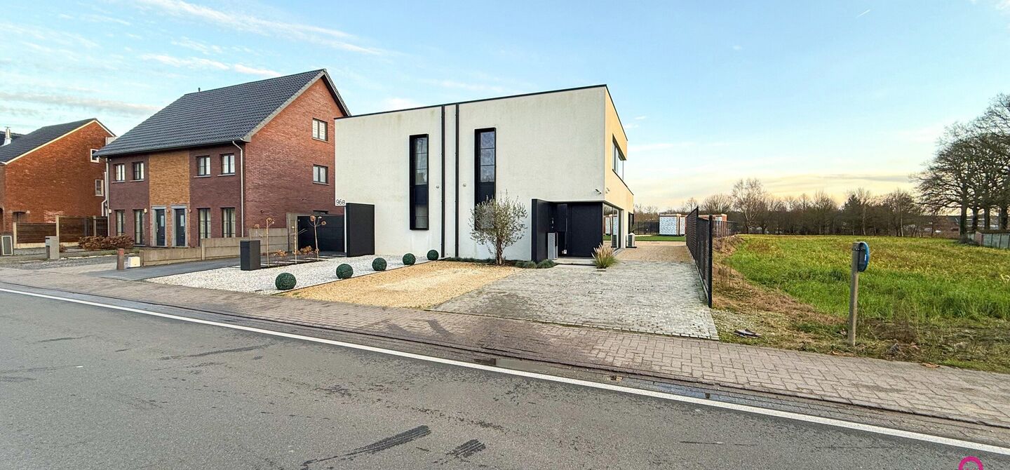 Prachtig modern en volledig afgewerkte half open bebouwing te Koersel met EPC A.

De woonst werd opgetrokken in 2019 en voldoet aan de laatste normen op gebied van isolatie en verwarming.
De woning is volledig afgewerkt met hoogwaardige materialen. Zo wer