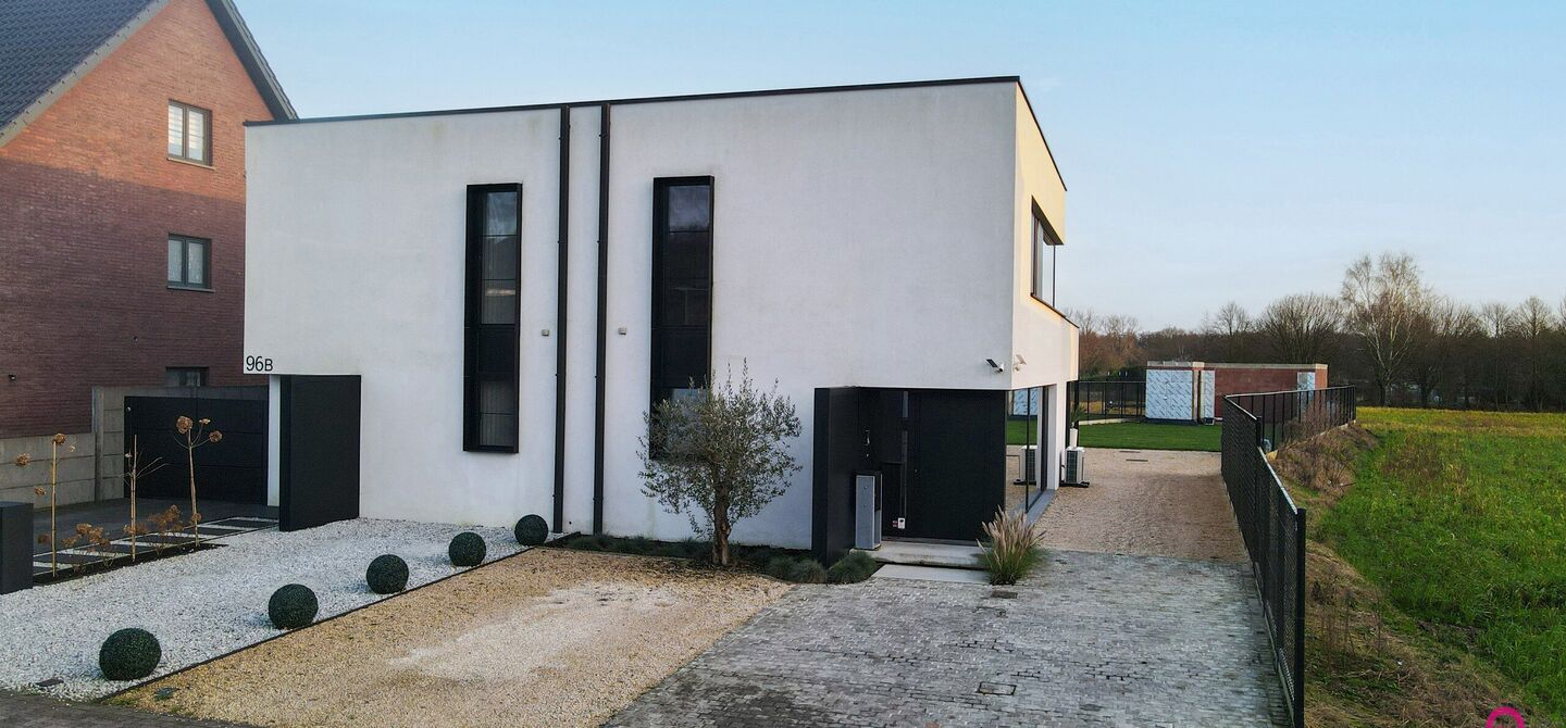 Prachtig modern en volledig afgewerkte half open bebouwing te Koersel met EPC A.

De woonst werd opgetrokken in 2019 en voldoet aan de laatste normen op gebied van isolatie en verwarming.
De woning is volledig afgewerkt met hoogwaardige materialen. Zo wer