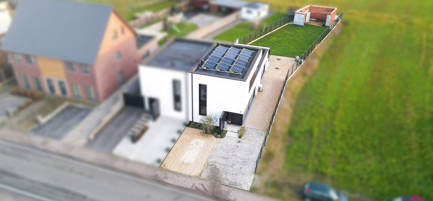 Prachtig modern en volledig afgewerkte half open bebouwing te Koersel met EPC A.

De woonst werd opgetrokken in 2019 en voldoet aan de laatste normen op gebied van isolatie en verwarming.
De woning is volledig afgewerkt met hoogwaardige materialen. Zo wer
