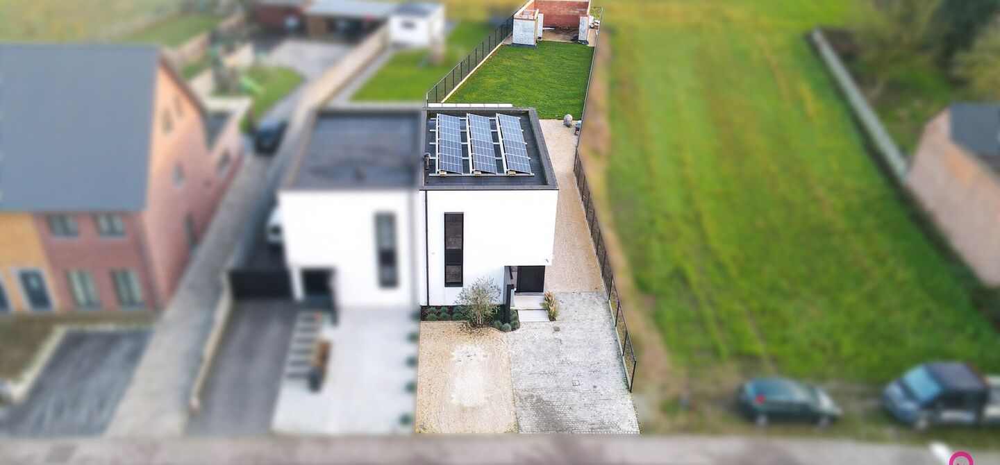 Prachtig modern en volledig afgewerkte half open bebouwing te Koersel met EPC A.

De woonst werd opgetrokken in 2019 en voldoet aan de laatste normen op gebied van isolatie en verwarming.
De woning is volledig afgewerkt met hoogwaardige materialen. Zo wer